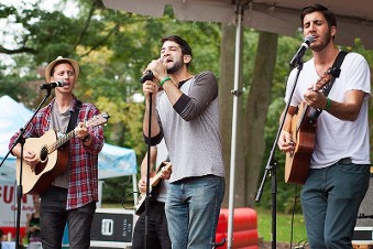 3 Singers, 2 playing guitar at SoWe Music Festival